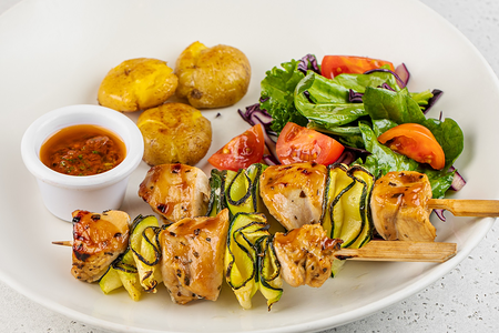 Шашлык из индейки с печеным картофелем и микс-салатом