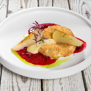 Жареный камамбер с печеной грушей и соусом из лесных ягод