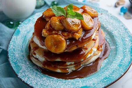 Панкейки с бананами в карамели и греческим йогуртом
