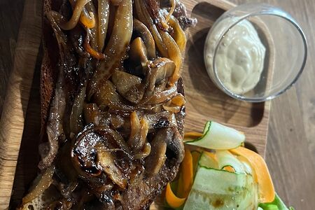 Мраморная говядина с фрикасе из грибов на тосте