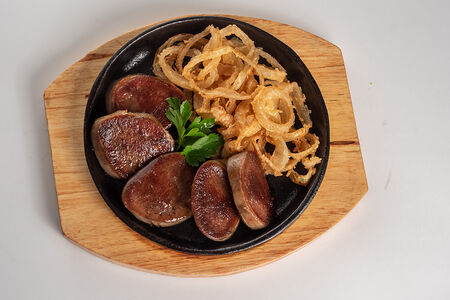 Телячий язык с луковыми кольцами и горчичным соусом