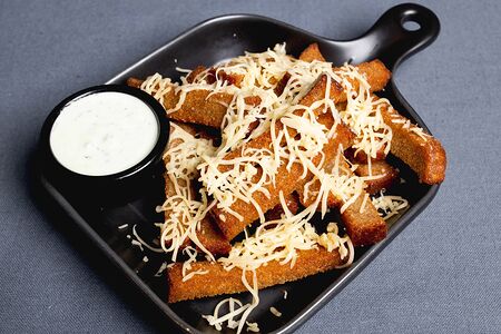 Гренки с чесноком и сыром