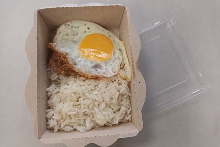 Бифштекс с яйцом и рис