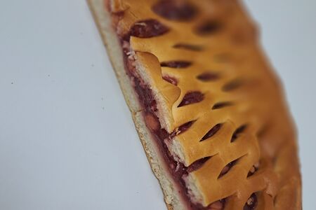 Половина пирога с брусникой и яблоком