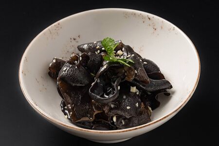 Салат из черных древесных грибов