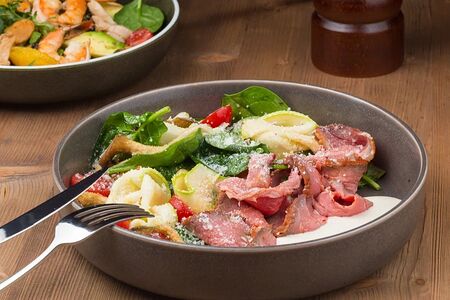 Салат с копченым пастрами и вешенками