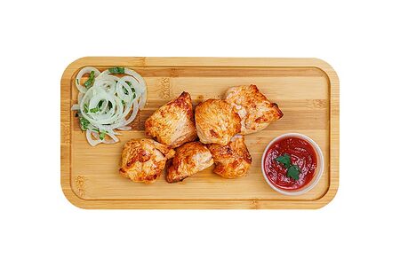 Шашлык из курицы с соусом и маринованным луком