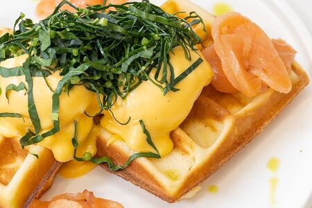 Бельгийские вафли с яйцом пашот и семгой