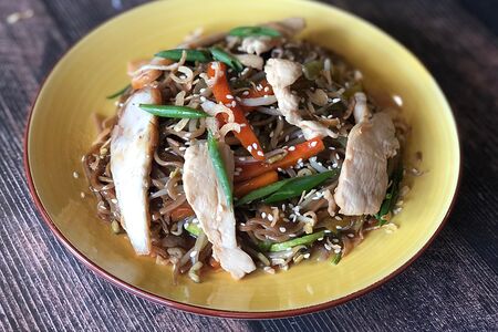 Гречневая лапша на воке с курицей