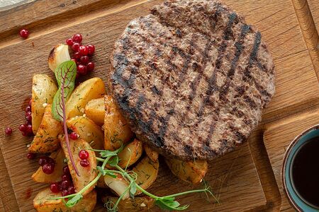 Бифштекс из оленя с картофелем по-деревенски