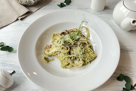 Паста с цыпленком, вялеными томатами и соусом песто