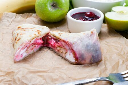 Блин с вишней и творожной массой с изюмом