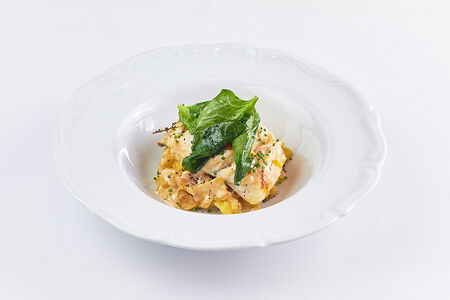 Треска с картофелем конфи и шпинатом в сливочном соусе