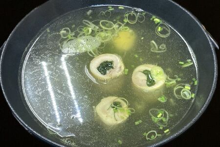 Куриный бульон с рулетом из бедра цыпленка