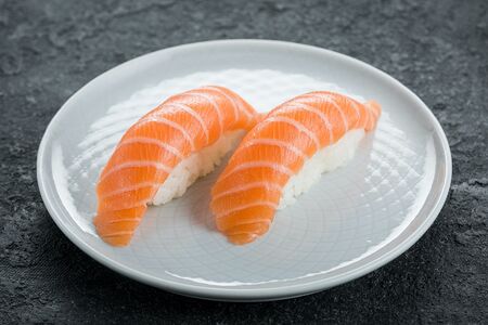 Суши с лососем