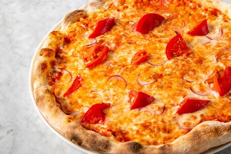 Пицца Томаты и красный лук