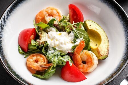 Салат с сыром страчателла, креветками и авокадо