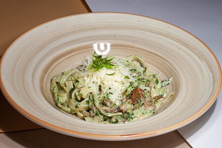 Паста с вешенками и шпинатом