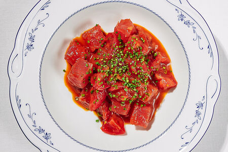 Тунец и сладкие томаты в остром соусе