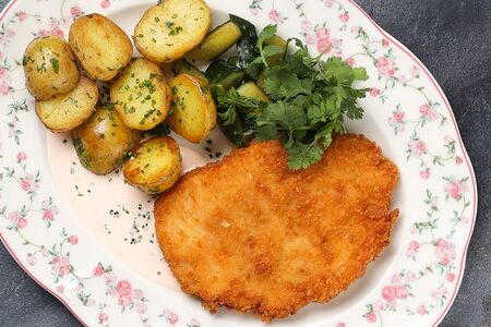 Куриный шницель с молодым картофелем