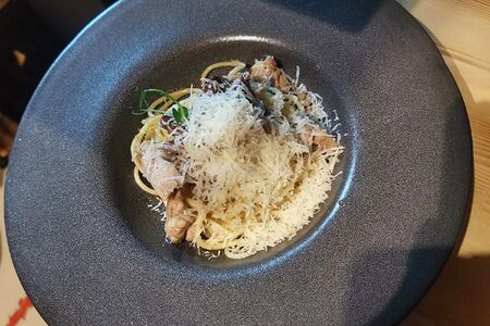 Спагетти с курицей и вялеными томатами