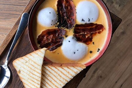 Сырный крем-суп с чипсами бекона