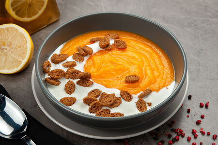 Крем-суп из тыквы с сырной пенкой и сухариками