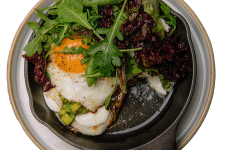 Биточки из кабачка с рассольной моцареллой и жареным яйцом