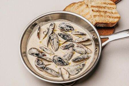 Сковорода мидий в соусе сливочный трюфель