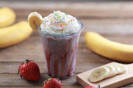 Милкшейк клубнично-банановый