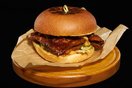Бургер со свиным ребром