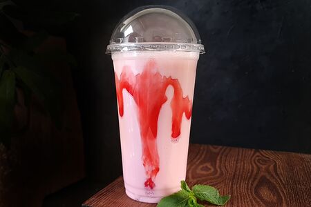 Клубничный молочный коктейль