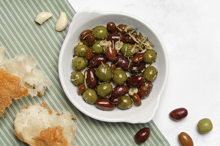Оливки по-лигурийски с чесноком и травами