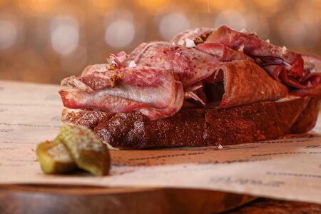 Брускетта с говяжьим языком