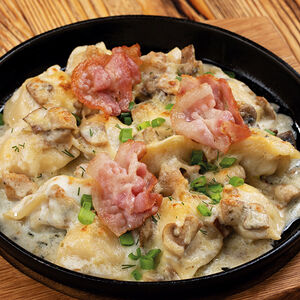 Вареники с картофелем, запеченные под соусом с грибами