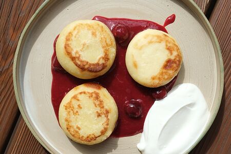 Сырники из творога со сметаной