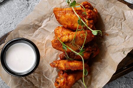 Томатные крылышки с соусом блю чиз