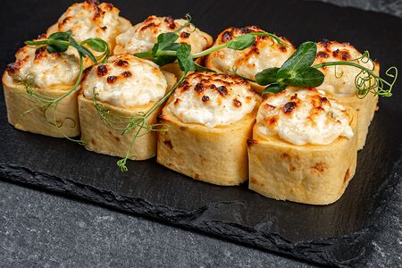 Запечённая тортилья с лососем и креветкой