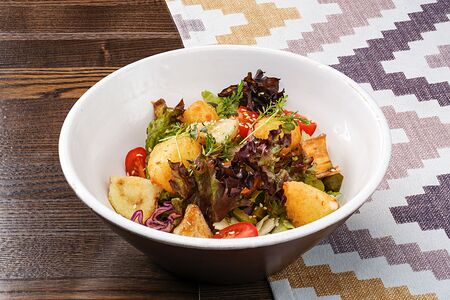 Салат с хрустящими баклажанами и сулугуни