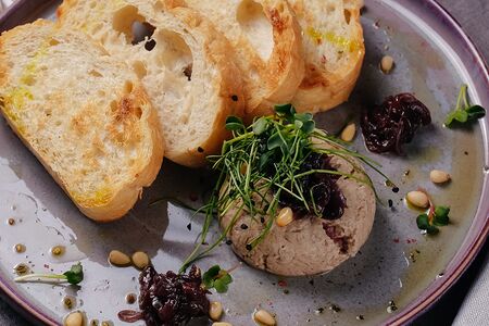 Паштет из утки с ягодным соусом