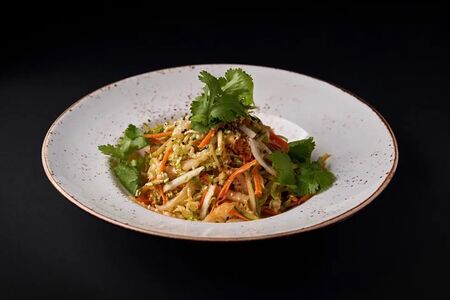 Капустный салат с огурцом и соусом кимчи