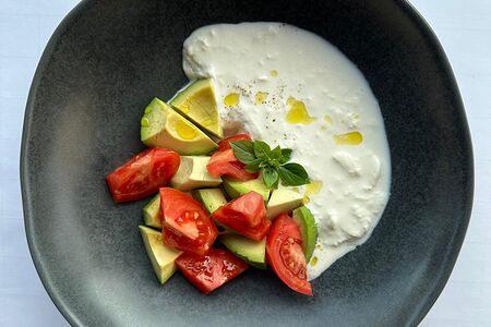 Страчателла с томатами и авокадо