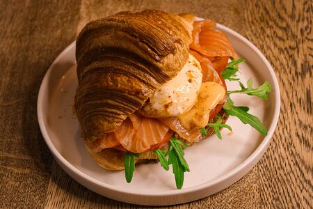 Бенедикт в круассане с лососем