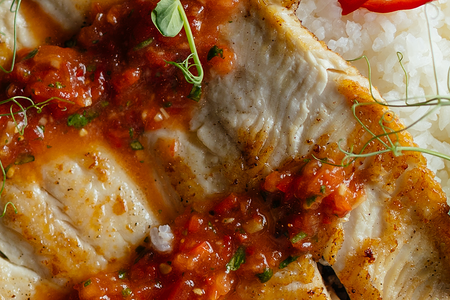 Форель с овощной сальсой