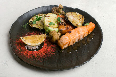 Филе кижуча с овощами гриль