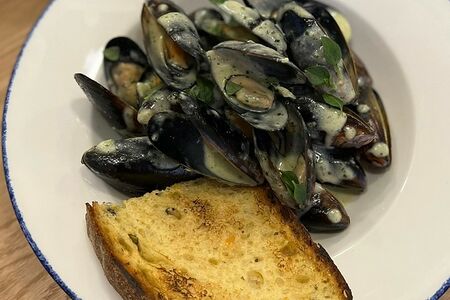 Соте из черноморских мидий в соусе дорблю и песто