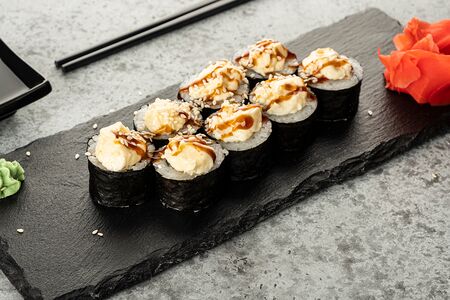 Ролл с жареным лососем