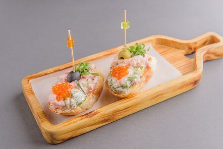 Брускетты со слабосоленым лососем