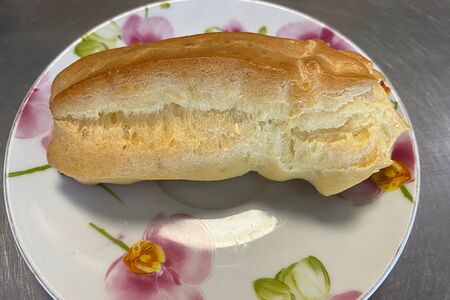 Эклер со взбитыми сливками