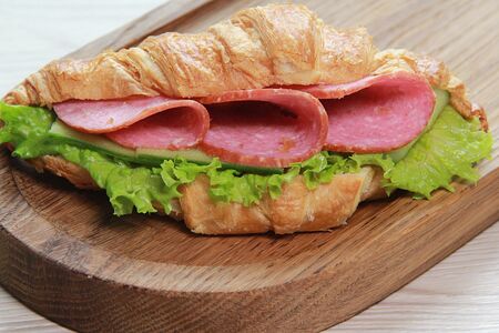 Круассан с салями